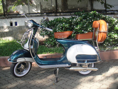 Vespa VBB 150 in Dark Cyan/White